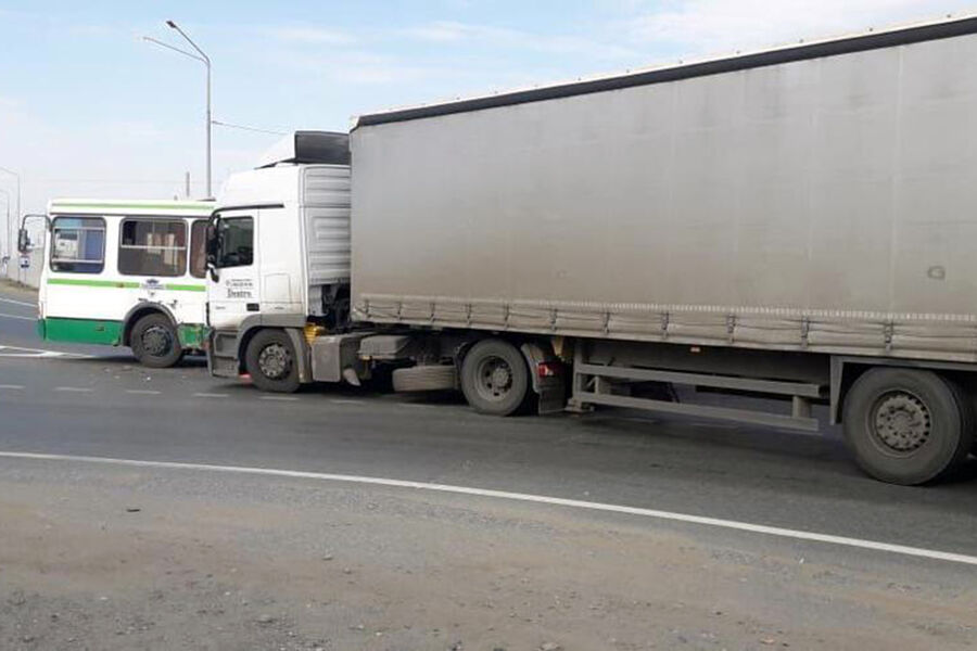 В Омской области грузовик врезался в автобус с 20 пассажирами