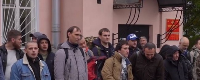 Мобилизованных жителей Петербурга проводили в воинские части