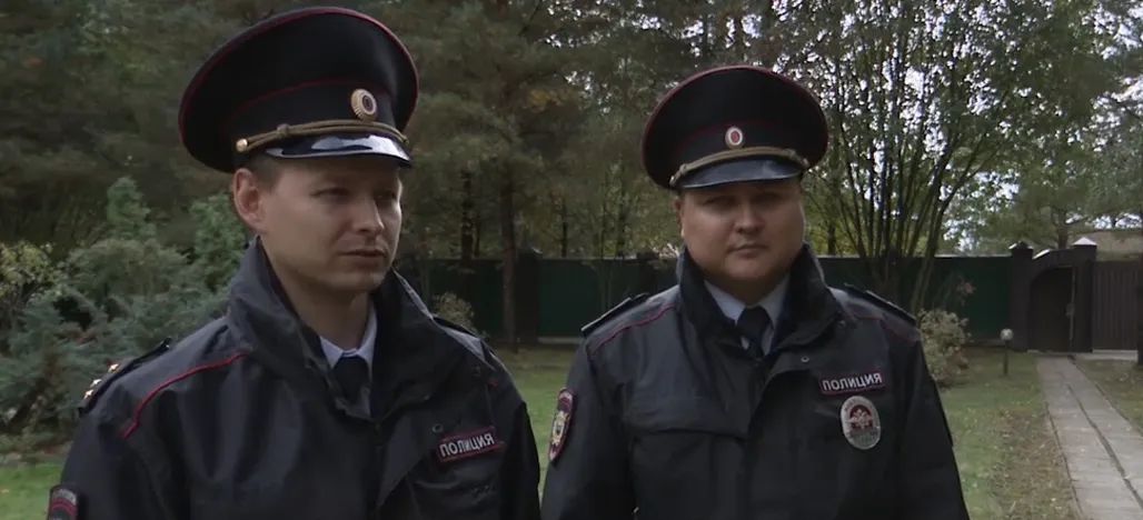 В Московской области полицейские из Черноголовки спасли пожилых людей из горящего пансионата