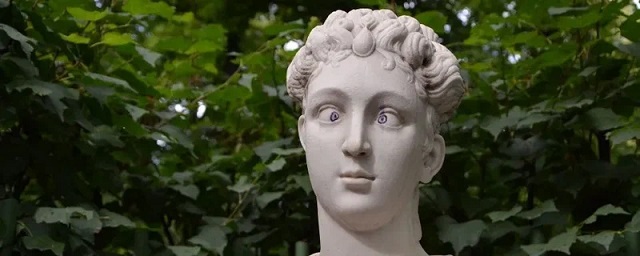 В Летнем саду Петербурга вандал дорисовал глаза скульптуре «Петрония Прима»