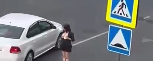 В Краснодаре госпитализировали женщину, показывающую обнажённую грудь на дороге