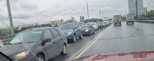 Огромная пробка на Коммунальном мосту Перми образовалась из-за ДТП с двумя автомобилями