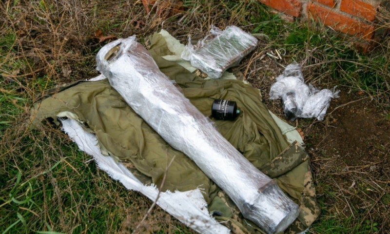 Росгвардия нашла в Запорожской области тайник со взрывчаткой, завернутой в форму ВСУ