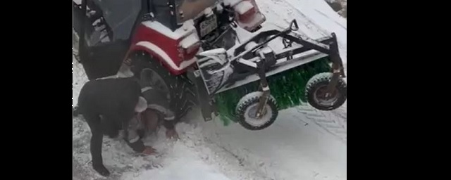 Псковские полицейские установили личность мужчины, избившего водителя снегоуборщика