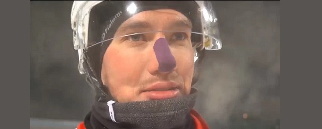В Новосибирске хоккеист из Красноярска отморозил нос во время матча на открытом стадионе