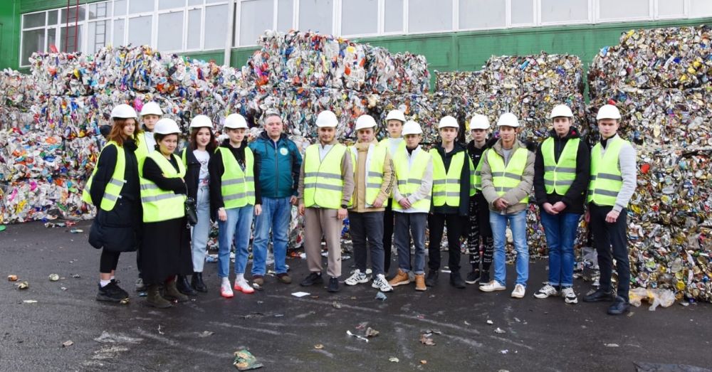 В Подмосковье молодежные активисты посетили комплекс по переработке отходов «Север»