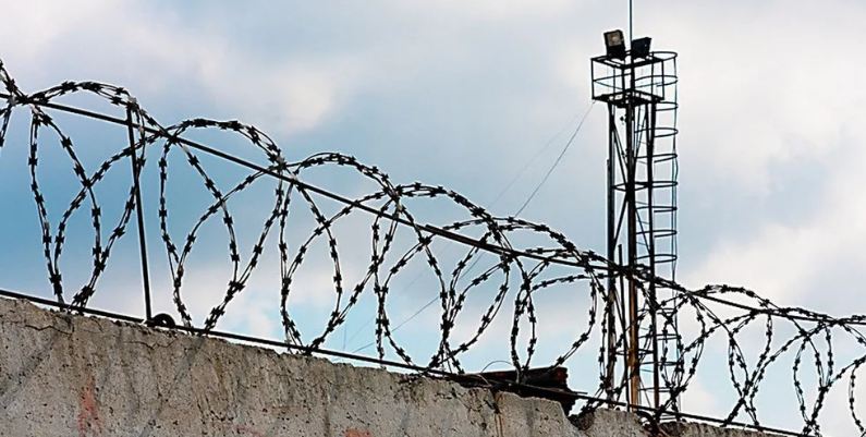 В Волгоградской области экс-учительницу приговорили к четырем годам колонии за истязание падчерицы