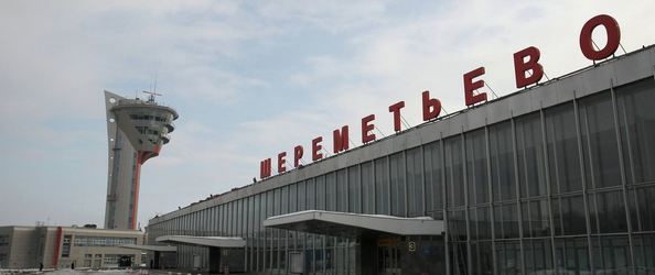 В аэропорту Шереметьево прокомментировали повреждение самолета водителем трапа