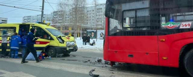 В Казани погибла женщина в машине скорой помощи, столкнувшейся с автобусом