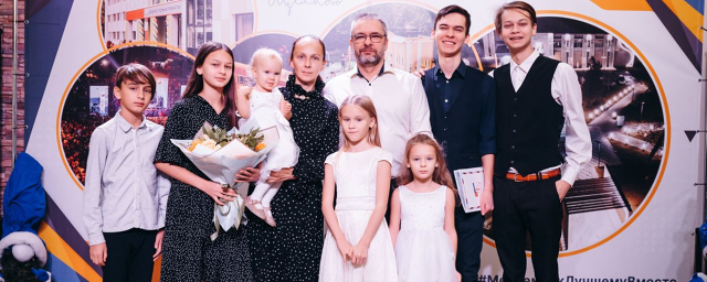 Глава г.о. Щелково Андрей Булгаков вручил семьям свидетельства на получение жилья