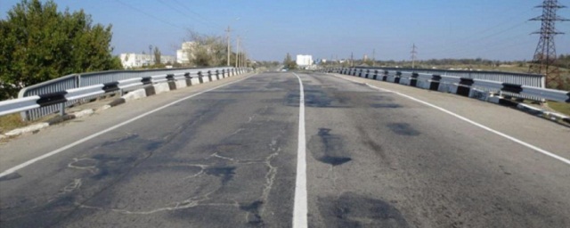 В Джанкое временно запретили большегрузам въезд на аварийный мост