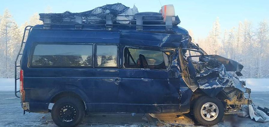 В Якутии в ДТП с микроавтобусом и фурой погиб один человек