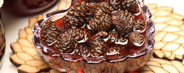 Китайский блогер назвал варенье из сосновых шишек одним из лучших российских продуктов