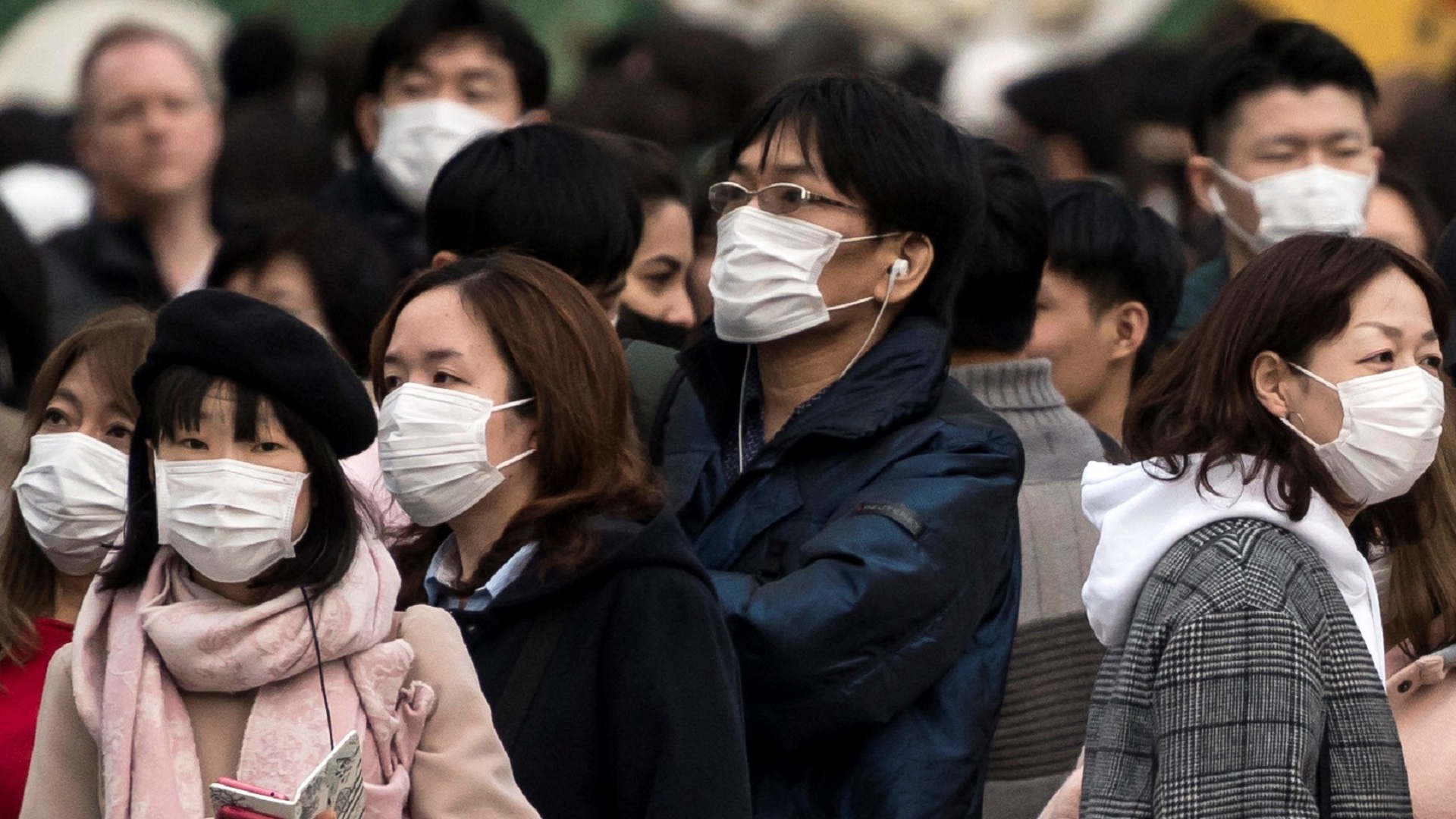 Япония может приравнять коронавирус к гриппу и отменить маски