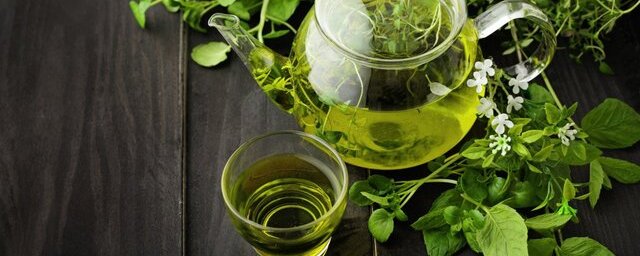 Диетологи Бест и Шет посоветовали желающим похудеть пить зелёный, белый и имбирный чай