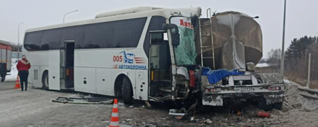 В смертельном ДТП с автобусом и грузовиком в Кузбассе погибли два человека