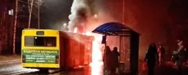 Пассажирский автобус горел в Пскове на улице Новоселов