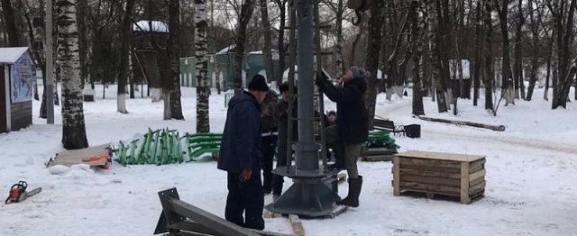 В Кремлёвском парке Вологды начались работы по установке новой карусели