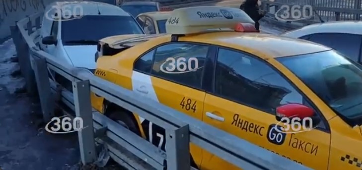 В Москве в массовом ДТП столкнулись сразу восемь автомобилей