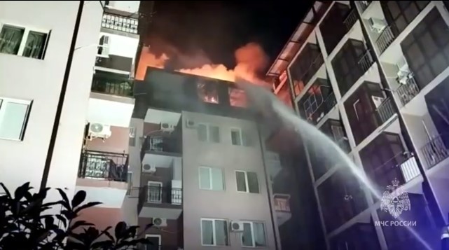 В Сочи загорелась квартира в многоэтажном доме
