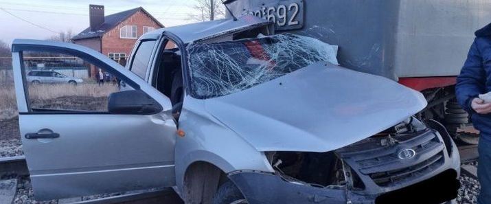 В Краснодарском крае автомобиль Lada Granta столкнулся с электропоездом