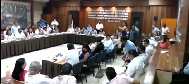 В Мексике на членов городского совета во время заседания упал енот