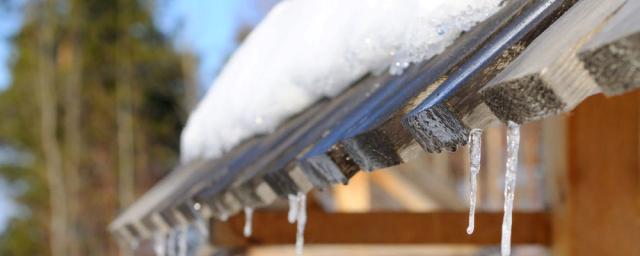 МЧС предупредил об опасности схода снега с крыш из-за потепления в Екатеринбурге