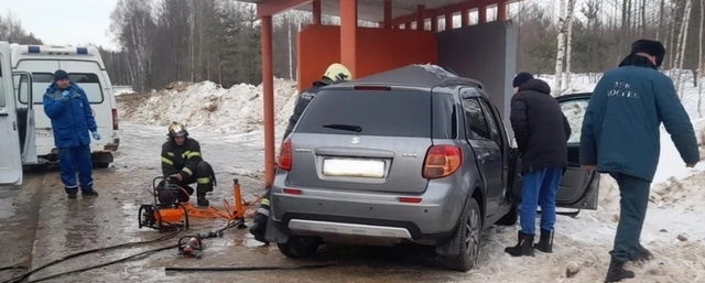 Легковой автомобиль протаранил остановку общественного транспорта во Владимирской области