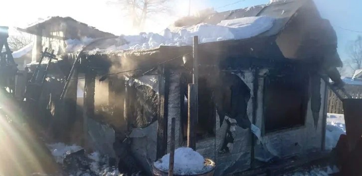 В Хабаровском крае при пожаре в жилом доме заживо сгорели три человека
