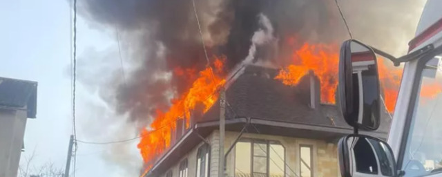 В Сочи спасатели ликвидировали пожар, который охватил три жилых дома