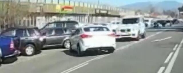 В Адлерском районе Сочи водитель Hyundai устроил ДТП с четырьмя машинами