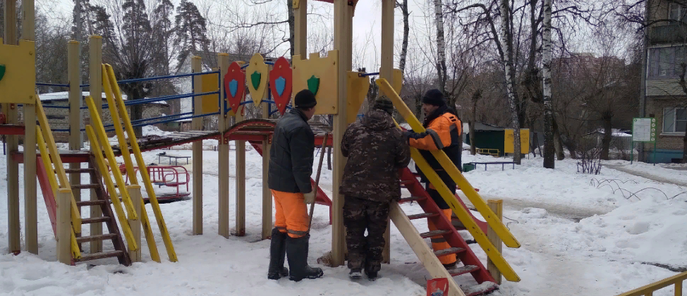 В Раменском г.о. проводят ремонт малых форм на детских площадках