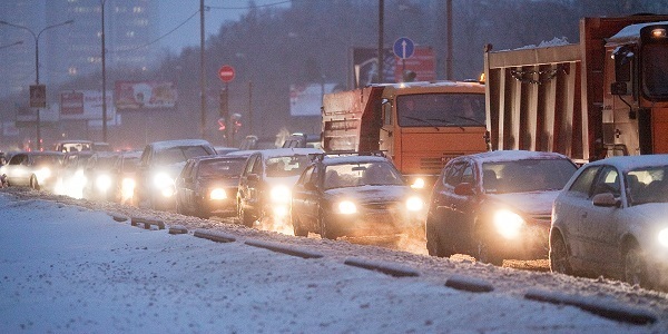 Глава ГИБДД Башкирии назвал снег на дорогах причиной 10-балльных пробок в Уфе