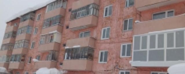 В Красноярском крае коммунальщик разбился при падении с крыши пятиэтажки