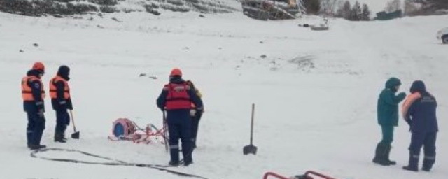 Спасатели вырезали на Красноярском море 30-метровую траншею для защиты от машин