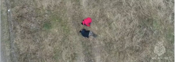В Курске беспилотник нашел в поле лежащего мужчину
