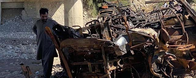 В Пакистане минимум 40 человек погибли в результате падения автобуса с моста