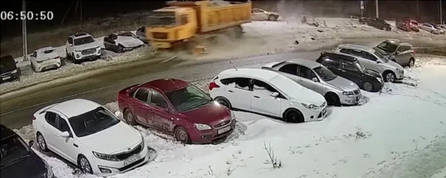 В Оренбурге спецтехника, вывозившая снег, задела девять припаркованных машин