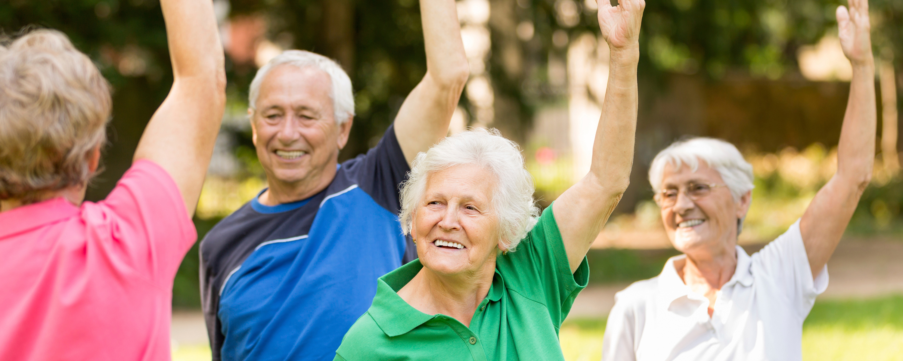Поведение долголетие. Зарядка на свежем воздухе пенсионеры. Пенсионеры в санатории. Активная старость. Профилакторий для пенсионеров.