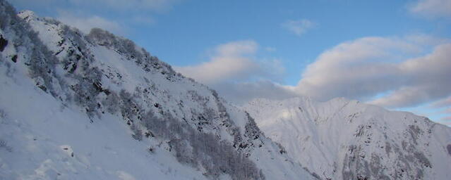 Спасатели Сочи помогли туристам, которые едва не замёрзли в заснеженных горах