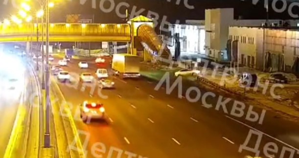 В Москве на МКАД автомобиль влетел в остановочный павильон с людьми