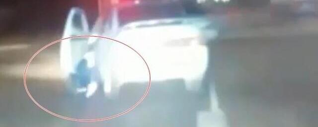 В Тихорецке пьяный водитель протащил по дороге полицейского, который пытался остановить авто