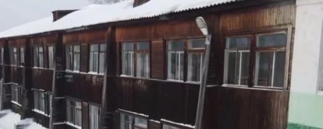 В Усть-Куте начался демонтаж аварийного здания школы