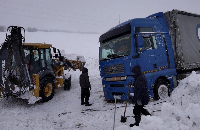 В Новосибирской области дорожники спасли застрявшего в снегу водителя фуры