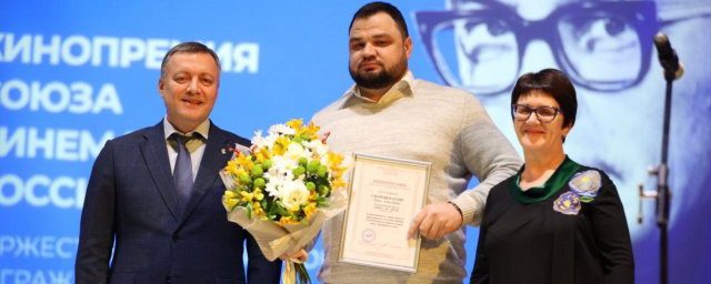 Иркутский режиссер Скоробогатов получил премию имени Гайдая за фильм «Живут же люди»