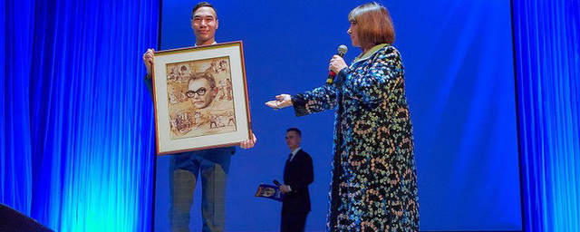 Наталья Варлей передала Иркутску портрет Леонида Гайдая, нарисованный Никасом Сафроновым