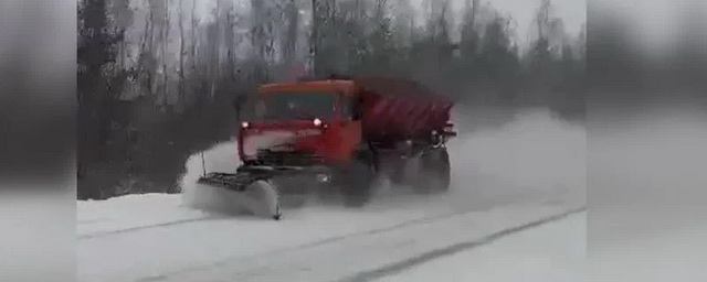 В Ленобласти дорожные службы устраняют последствия снегопадов