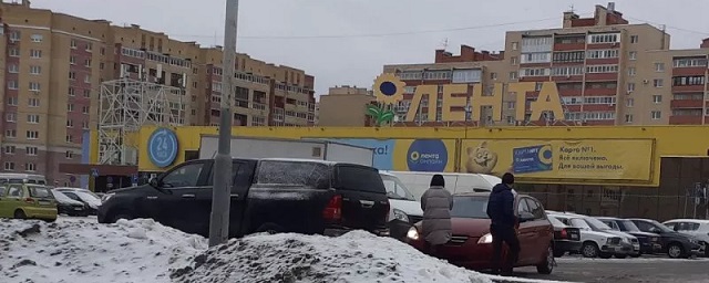 В Пскове на парковке гипермаркета столкнулись две иномарки