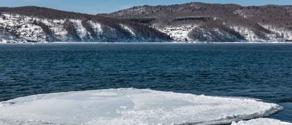 В Иркутске двое школьников провалились под лед на реке Ангаре