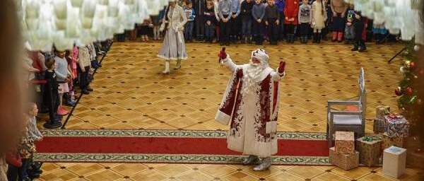 800 юных курян получили поздравления и подарки на Елке главы Курска